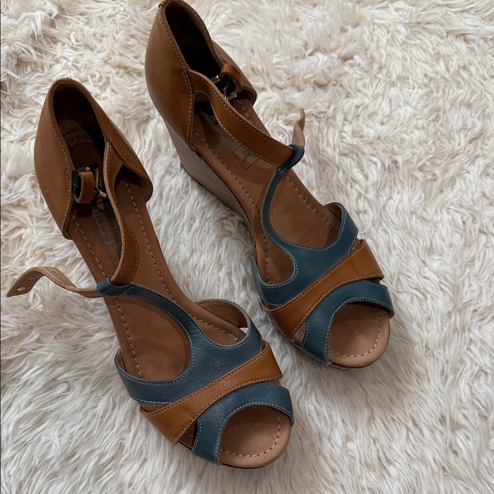 Elegant Tan and Blue Women's Heels Pikolinos